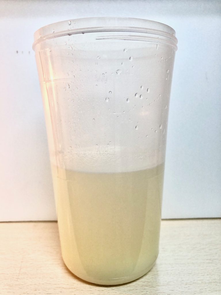 エレンタールの専用溶解ボトルにお湯とエレンタールを入れた状態の写真