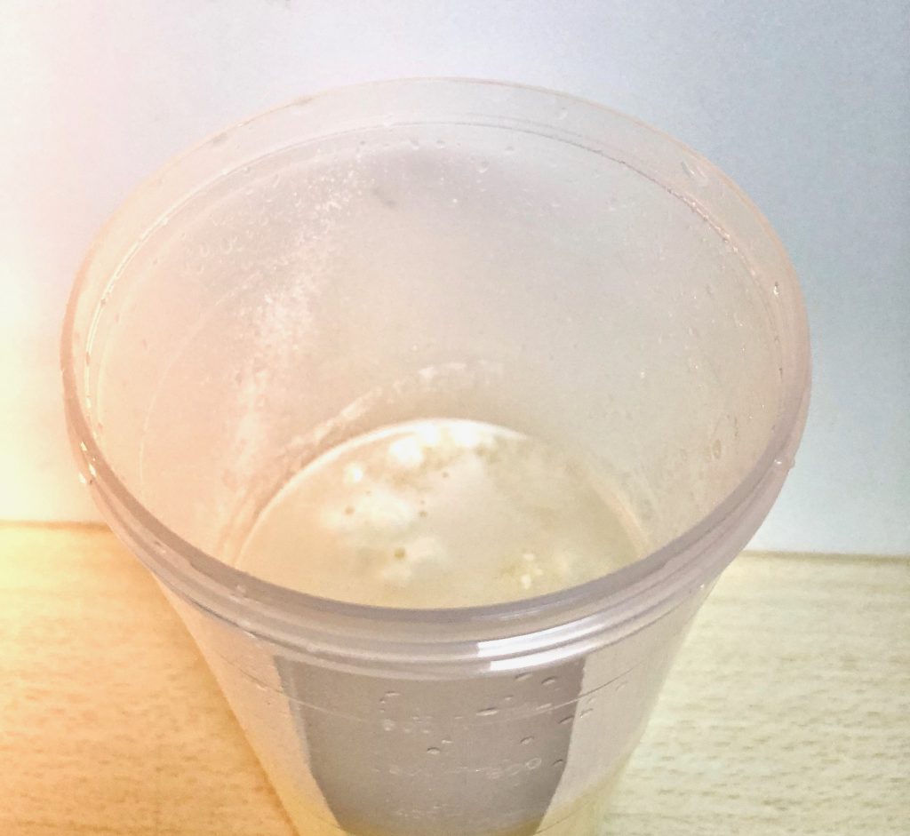 エレンタールの専用溶解ボトルでお湯とエレンタールが溶けていない状態の写真