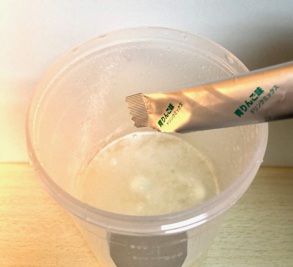エレンタールの専用溶解ボトルに、お湯とエレンタール、フレーバーを入れた写真