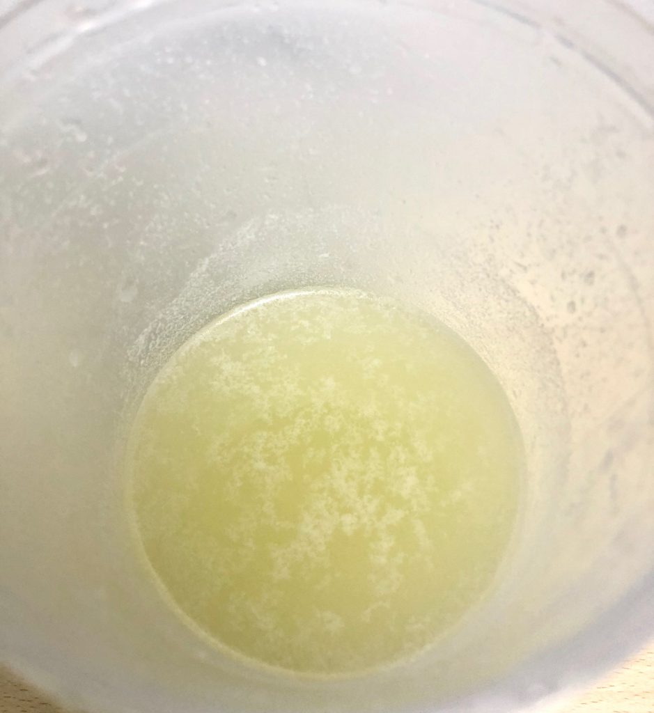 エレンタールの専用溶解ボトルで、お湯とエレンタールとフレーバーを混ぜた状態の写真