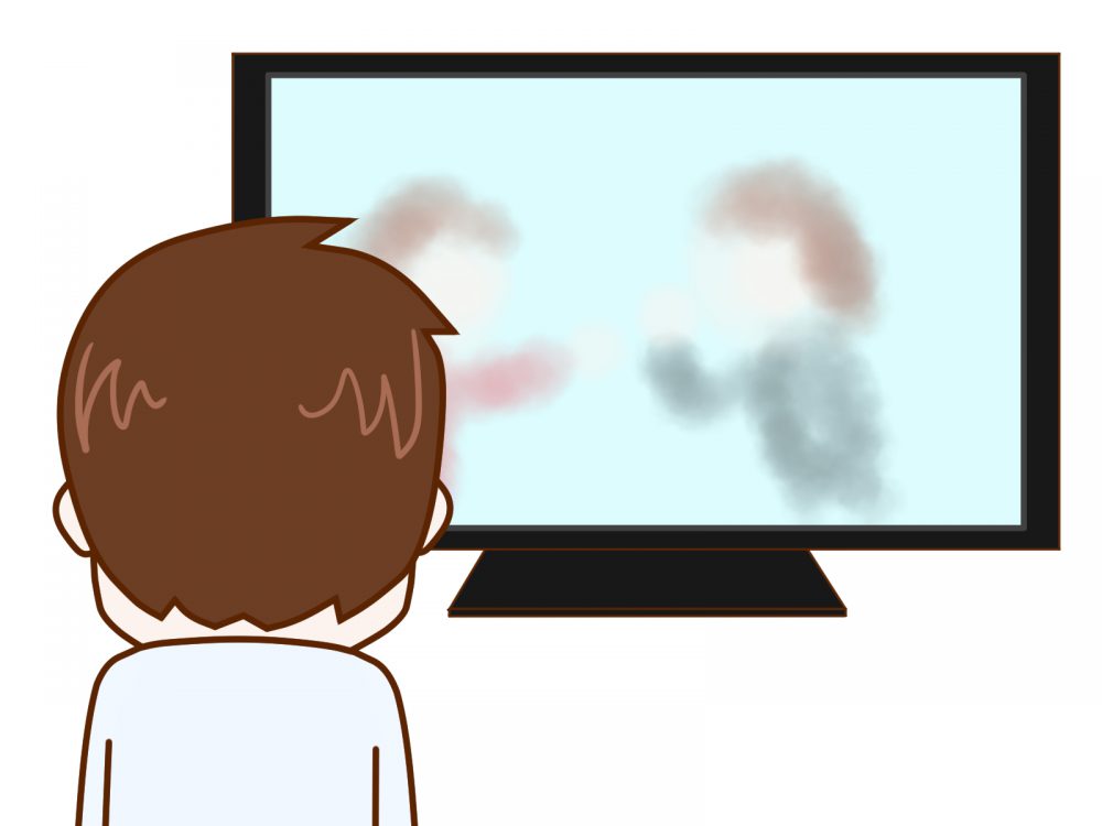 テレビ画面で映像を見ている男性