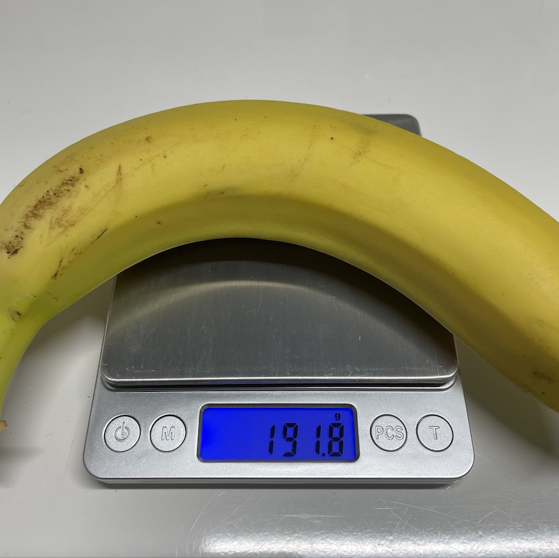 秤に乗せて重さを計測しているバナナ